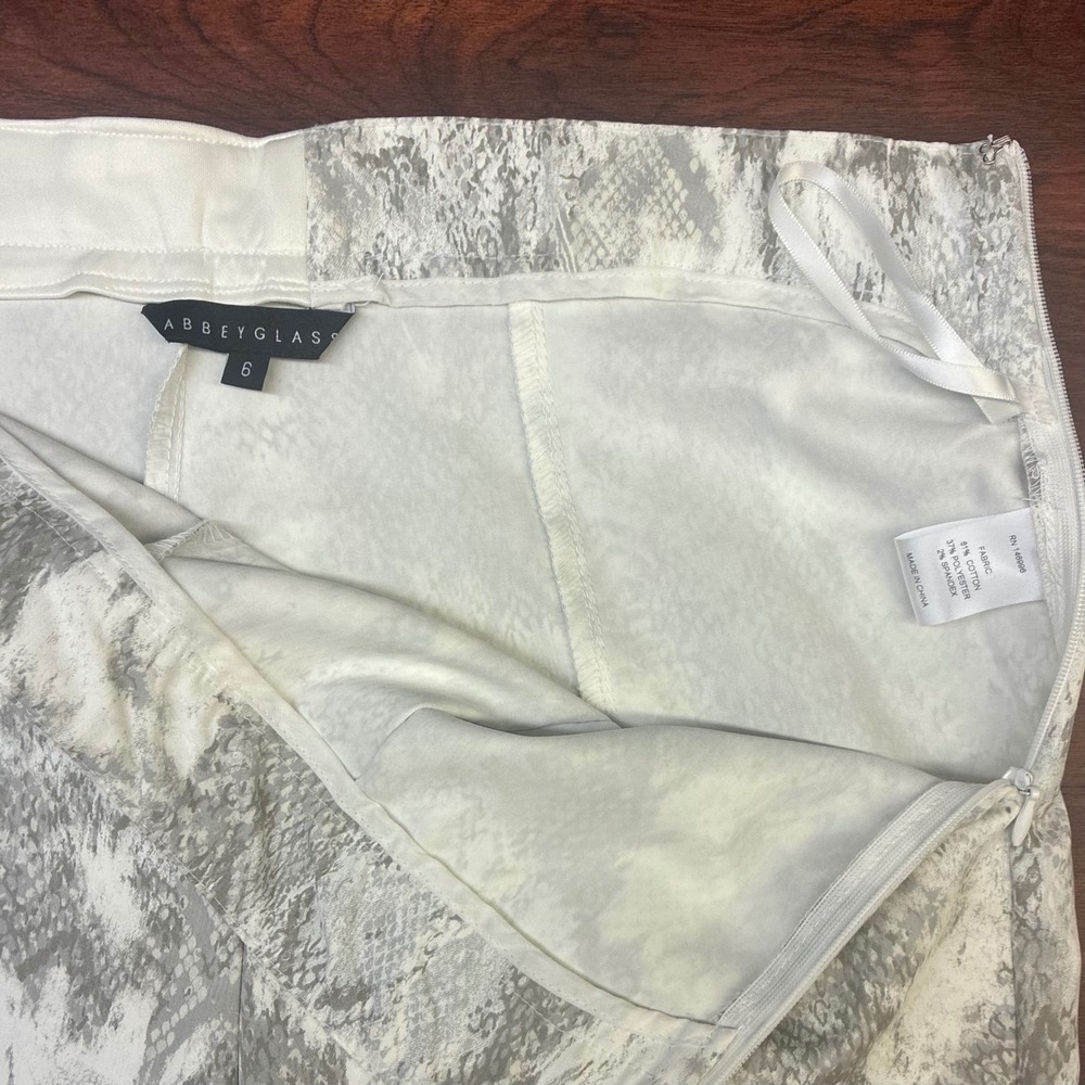 Abbey Glass Tapered Pants Womens 6 Grey Snakeskin Print Excellent High Rise Zip - Picture 5 of 9